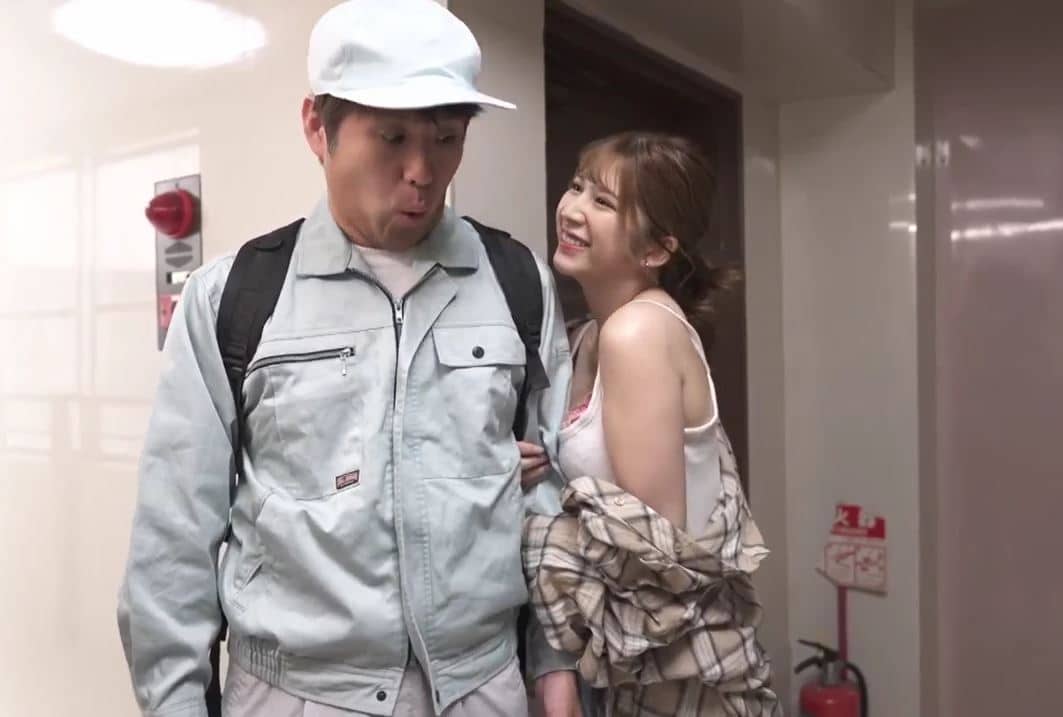 Anh thợ sửa ống nước may mắn và em chủ nhà dễ thương thân thiện