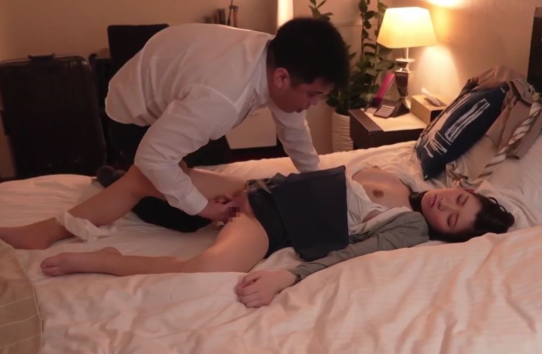 Biết em thư ký sắp kết hôn, sếp chuốc thuốc mê địt cô nàng cả đêm trong chuyến công tác