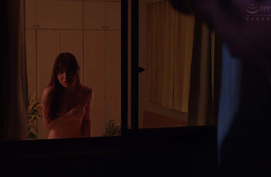 Cô hàng xóm chồng chồng nhà đối diện thường xuyên thay đồ ở ngay cửa sổ