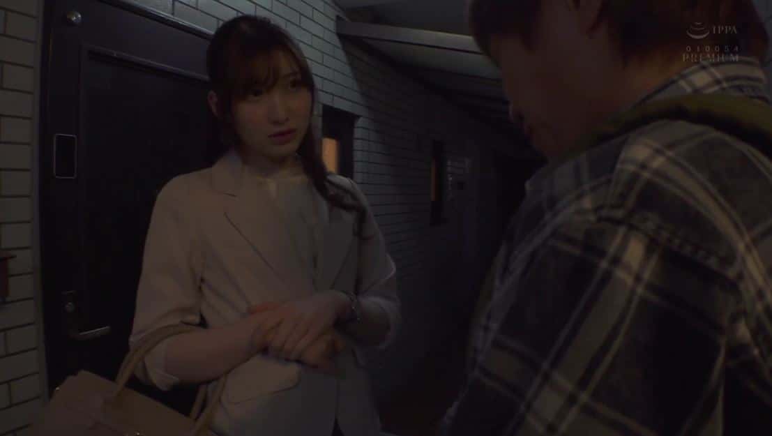 Cô hàng xóm tốt bụng mời vào nhà vì mất chìa khóa