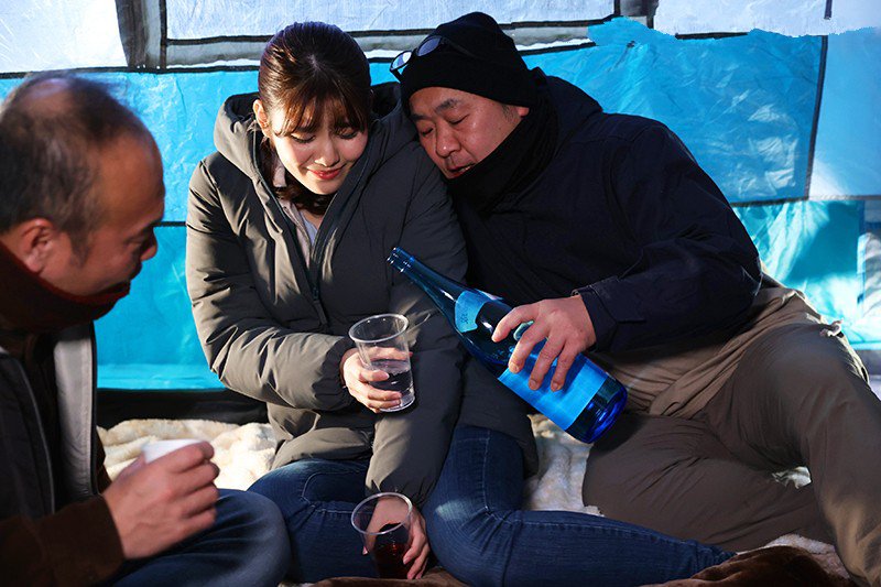 Người chồng ngu ngục để vợ đi cắm trại với hàng xóm